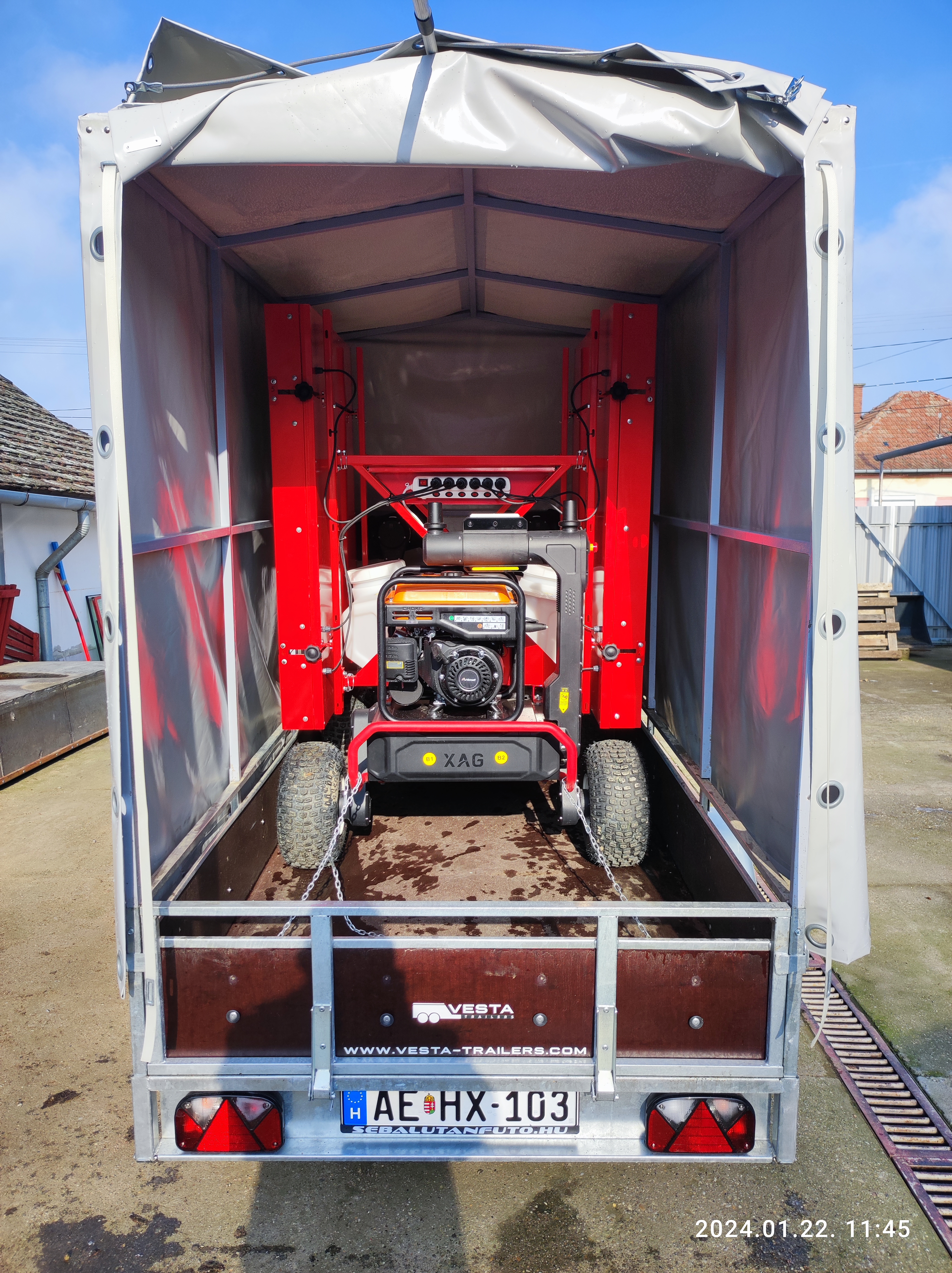 Szőlőben a traktoros robot